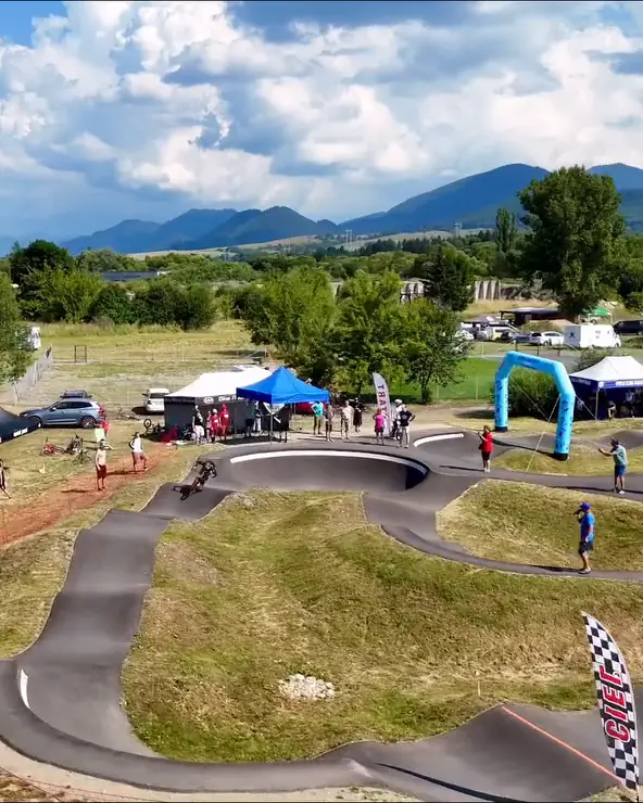 Preteky na pumptracku pod horami, štartová brána a stany