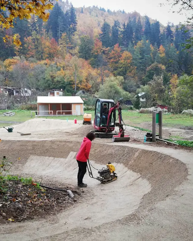 Stavba pumptracku: hutnenie klopenej zákruty a minibager
