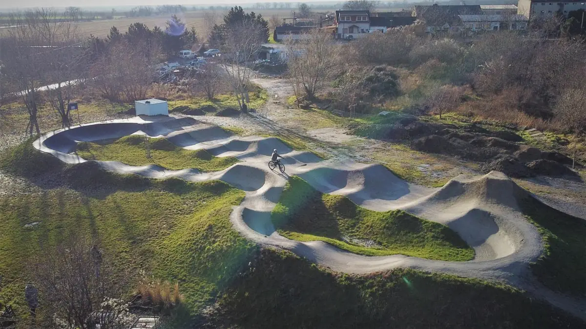 Pumptrack s mechanicky spevneným povrchom